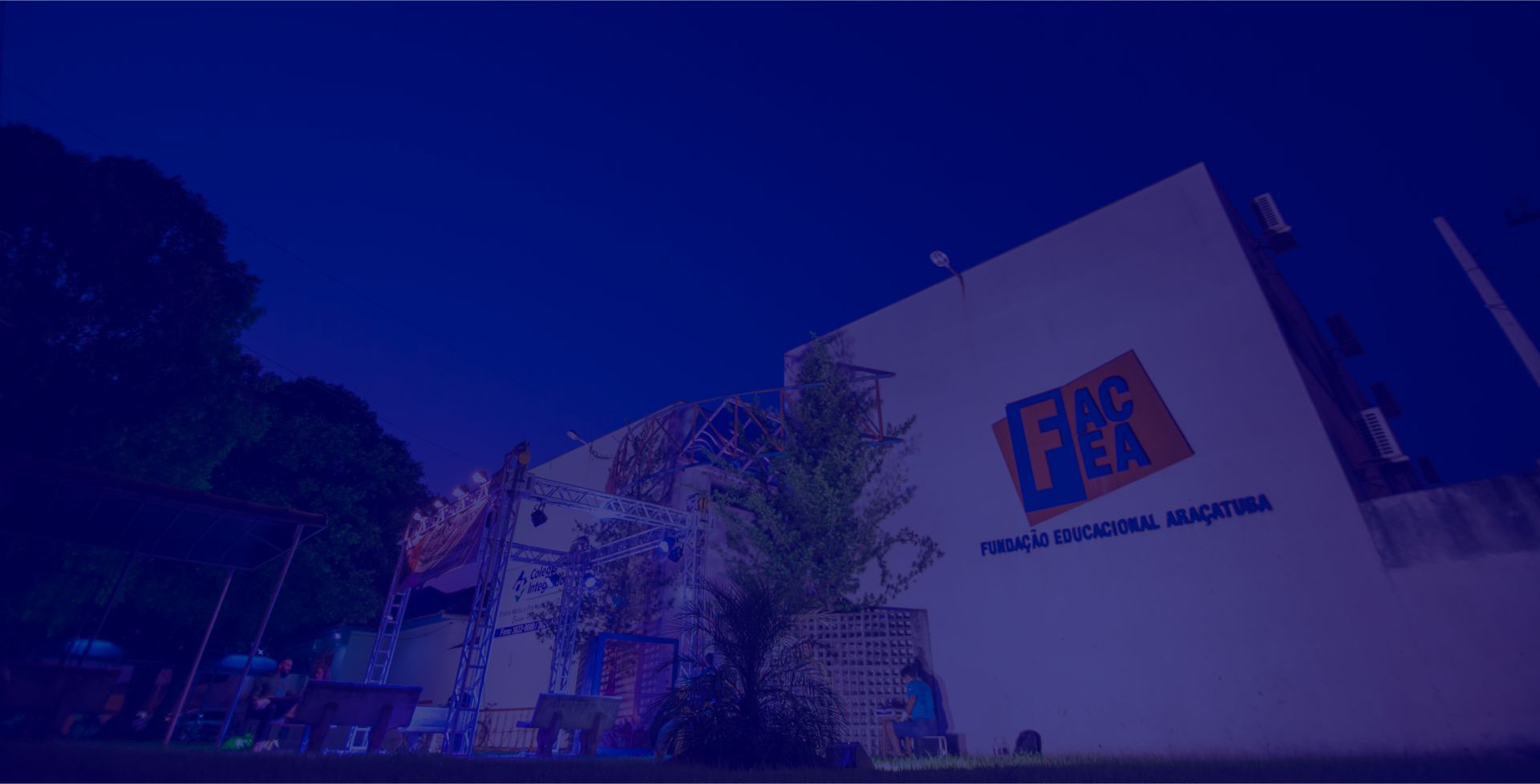 学院主楼外观全景，蓝天映衬下的校园建筑